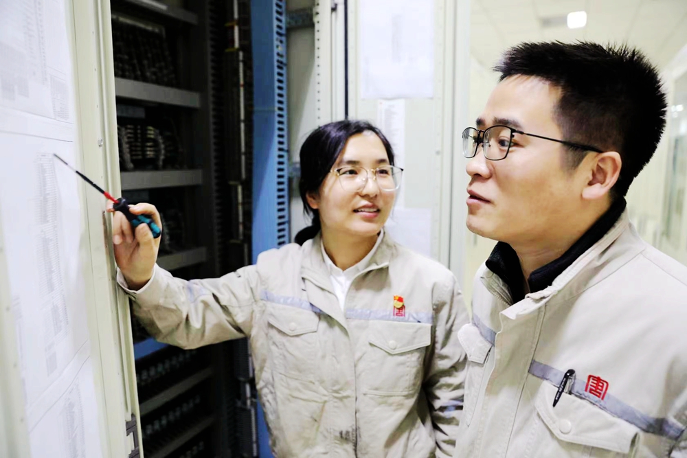 1678686340145078948.jpg 5.韩城第二发电公司楚乐、李玉珍夫妇攻关技术难题(曹军科摄).jpg